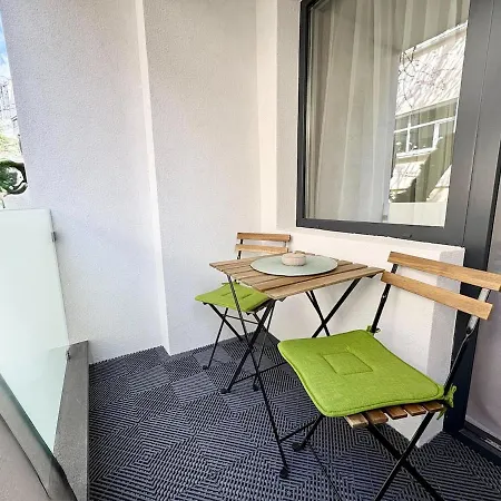 Noir Urban Apartment Warna
